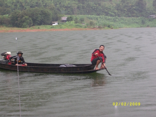 น้าเคคนคับเรือ กับน้องตะออกล่าปลาเหยื่อปลอม ฝนก็ตกดีเหลือเกิน :cry: :cry: