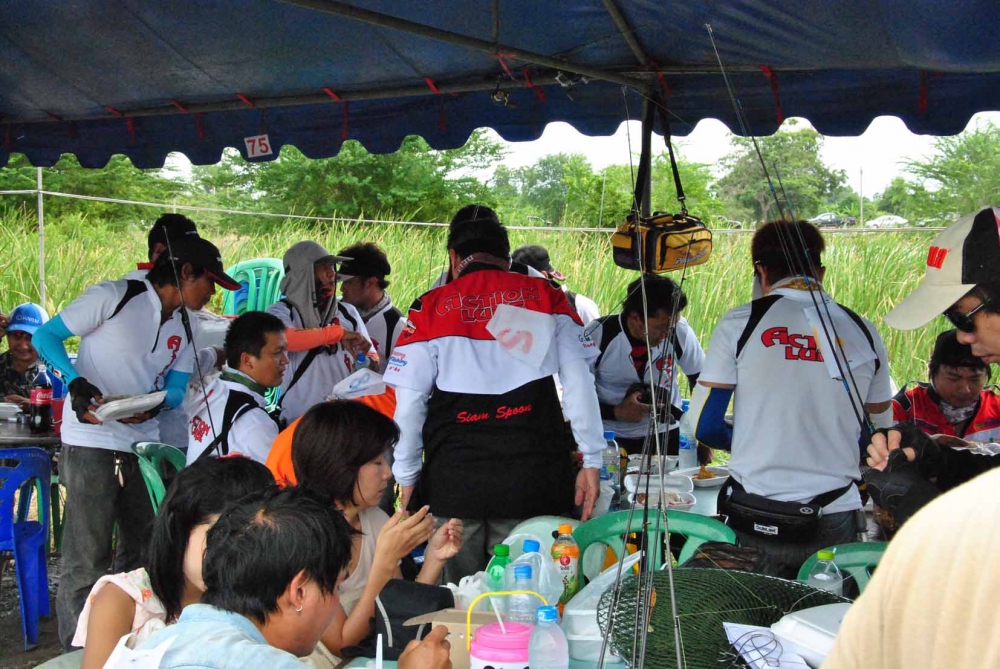 บางทีมก่อนั้งกินกันในเต้นกรรมการคับ :smile: :smile: :smile: :smile: