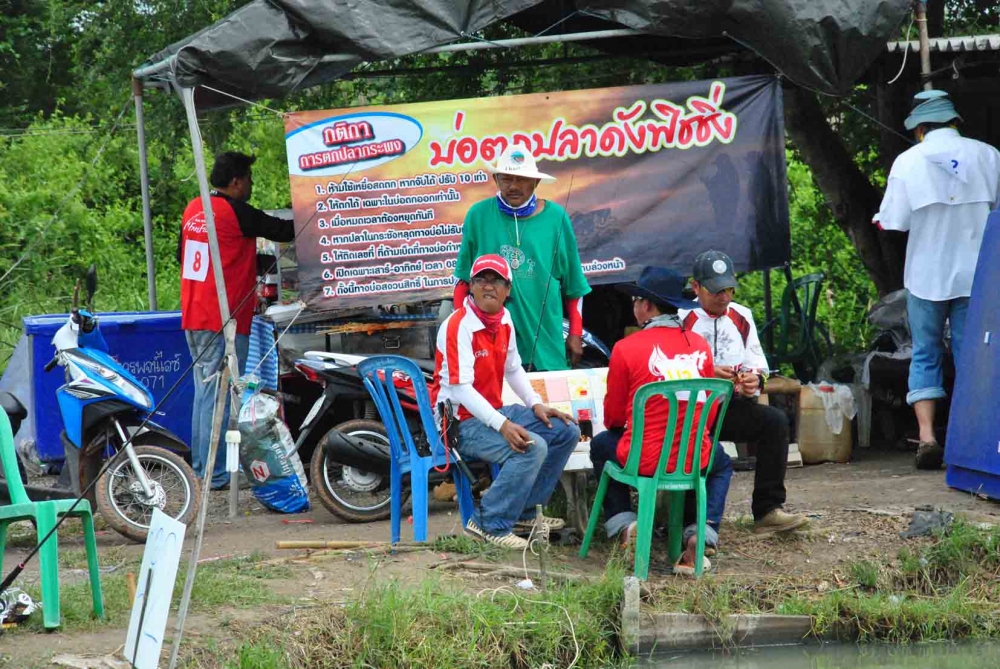 ส่วนลุงนัท น้าไก่ นั้งกินกันขอบบ่อเลย  :cheer: :cheer: :cheer: :cheer: