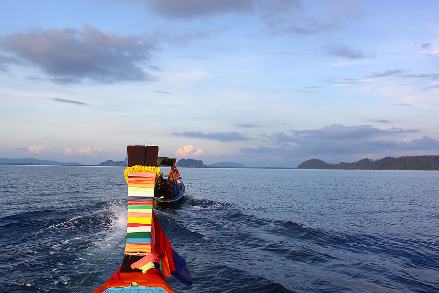  [center][b]ลากมาได้ครึ่งทาง เรือเพื่อนตกปลาอีกลำก็เข้ามาช่วยลากกลับเข้าฝั่งอีกแรง (อยากให้สังคมไทยใ