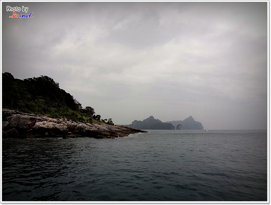  [b]อ่าวเกาะพี-พี  เห็นเงาลางๆไกลๆนั้นแหละ

แต่ระยะ ก่อนถึงนั้น   เกาะแก่งแปลกตา หินเพิง หินผา น่า