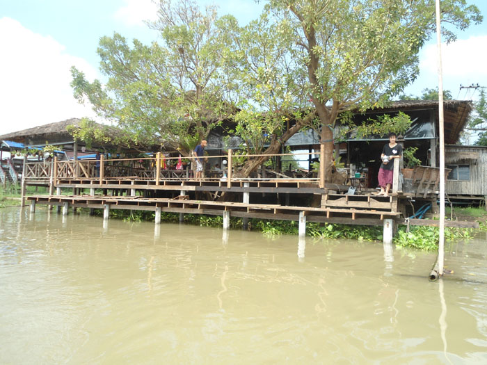 ถึงแล้วครับร้านอาหาร  :smile: :smile: :smile: