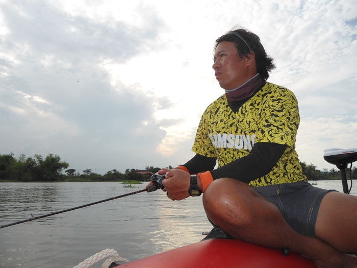 ขนาดเจ้าของเรือเค้ายังนั่งตีเลย  เองมาครั้งแรกโชว์เดินตีเหยียบขอบเรือซะแล้ว..เองนี่มันแน่จริงๆ :grin