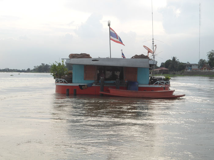 พอมาถึงจุดลงเรือพวกเราตัดสินใจว่าจะลองไปตีตามบ้านคนที่อยู่ฝั่งตรงข้าม  พี่ยอดเดินไกด์ข้ามแม่น้ำ ผ่าน