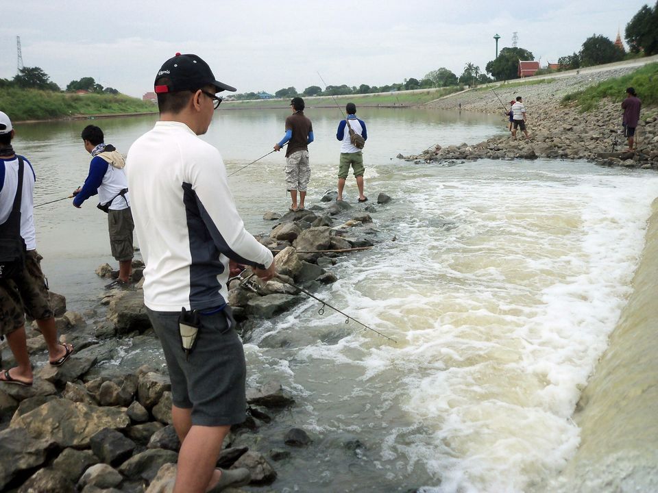 ผมได้มีโอกาศได้มาร่วมทริปกระสูบประตูน้ำกับกลุ่ม [b]RC Fishing[/b] โดยการชักชวนของน้าบอม ก็เลยได้มาลอ