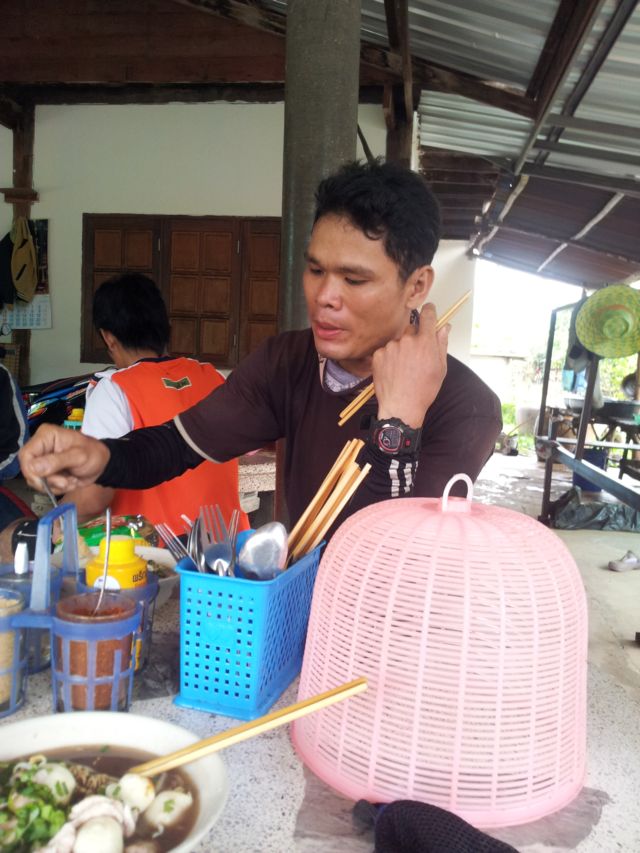  :cheer: :cheer: :cheer: :cheer: :cheer: มาแวะพักกินข้าวกันหน่อยแล้วค่อยไปลุยต่อ 
น้าโก้ ของเราลุยก