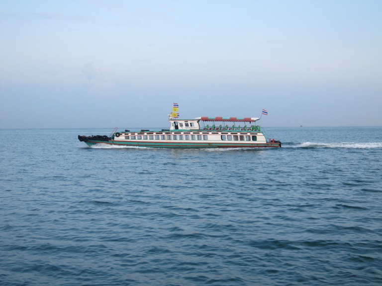 นั่งเรือไปฝั่งเกาะสีชัง เห็นเรือโดยสารวิ่งตัวเปล่ากับไปเกาะสีชังเลยถ่ายรูปมาเล่นๆครับ :grin: