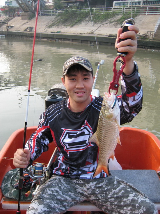 ตอนลงเรือไม่ได้ถ่ายรูปเลยครับ รีบลงเรือ เพราะมาสาย  :grin:

ตัวแรกของวันนี้ครับ 

