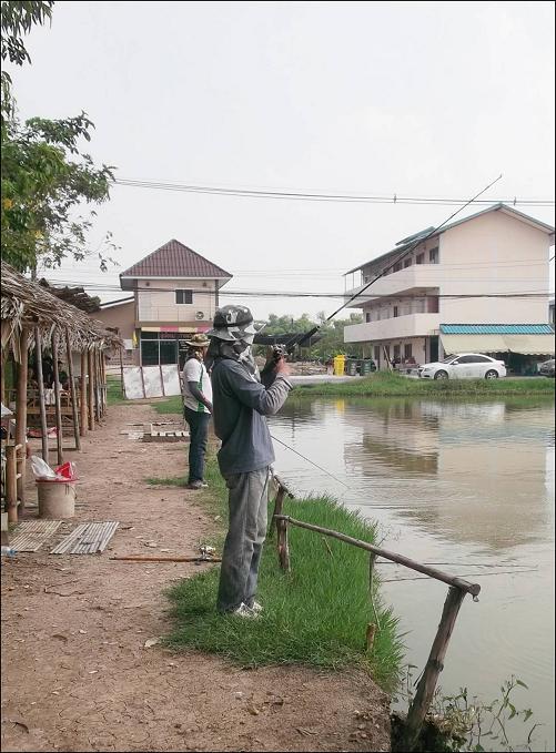 เดินหันหลังให้แป๊บเดียว  ปลากินเลยอ่ะ....แต่พอมู๋เดินไปขอถ่ายรูป   ปลาหลุดซะงั๊น...ขอโทษคร๊า   กลับฝ