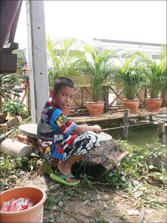 เดินอ้อมกลับมาทางกองอำนวยการหน้าบ่อ  เจอไอ้ตัวเล็กแอบตกปลาอยู่...เค้าบอกมู๋ว่าอย่าเพิ่งถ่ายได้ปลาแล้