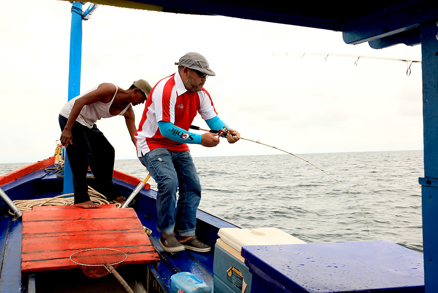 
 [b]ท้ายเรือยังไม่ทันขึ้น

หัวเรือก็โดนเข้าให้เหมือนกัน

น้าบิ๊กอัดเลยก็แล้วกัน ผมไม่ว่าง[/b]