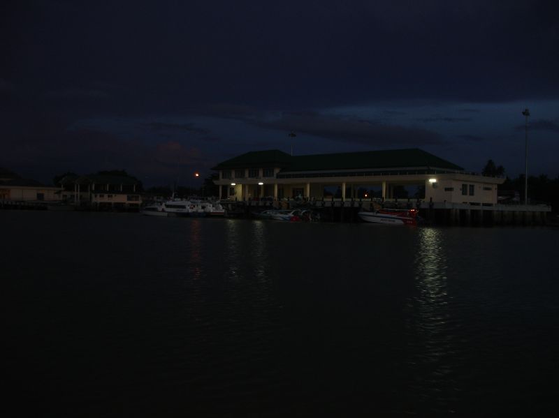 ถึงท่าเรือก็ค่ำพอดี......หลังจากนั้นก็ไม่ได้ถ่ายอีกเลย....
เพราะต้องรีบกลับ...ลากันด้วยภาพนี้ครับ..
