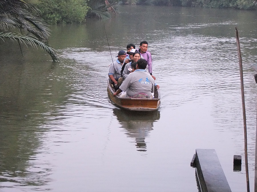 [b]ที่เรารอ ไม่ใช่ใคร ก็เนี่ยแหละครับ เรือลำสุดท้าย เพื่อปล่อยตัวพร้อมๆกันครับ[/b]
 :cheer: :cheer: