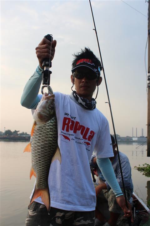 อีกสักรูป ขอแบบเห็นเสื้อ We Love Rapala ชัดๆ :grin: