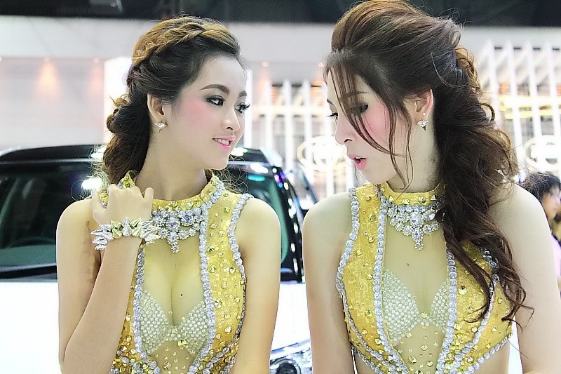 เดินไปเดินมากลับมาเจอสองคนนี้คุยอะไร กัน ......นี่เธอไปทำไรมาเนี้ยะ ......หนุ่มๆมองเธอคนเดียวเลยน๊าา