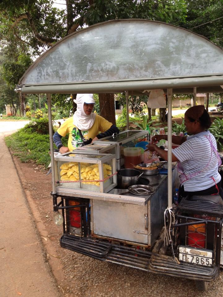 กลองทัพยังใช้ทางเดิน เห้ยเดินด้วยท้อง ปลาไม่กินช่างมันคับ ขอคนได้กินก็พอใจล่ะ

ขับรถย้ายหมาย เจอรถ