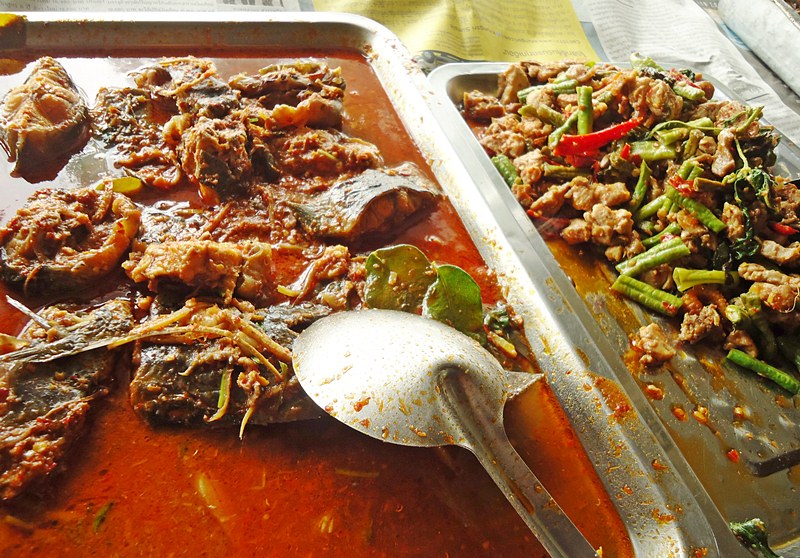 ผัดเผ็ดปลาดุก , กระเพราหมู    :umh: :umh: :umh: