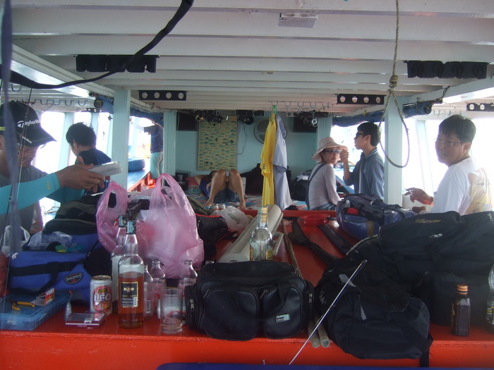 บรรยากาศรอบๆเรือชั้นล่างนะครับ มีชั้นบนด้วยครับ สะอาดและปลอดภัยมากๆครับ