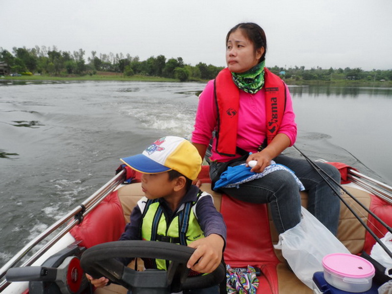 ขับเรือไป สายตาก็จับจ้อง ความเคลื่อนไหวของผิวน้ำไปด้วย 