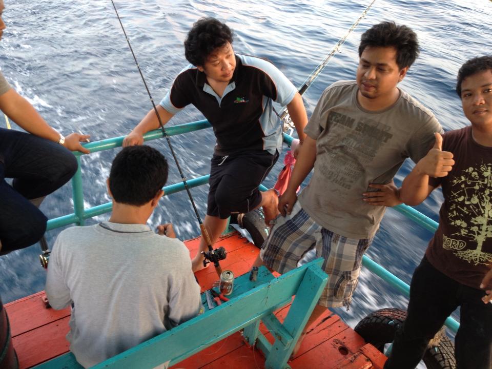 ท้ายเรือคับ
สังเกตุคนหันหลังคับ ว่าขยันจิงป่าว