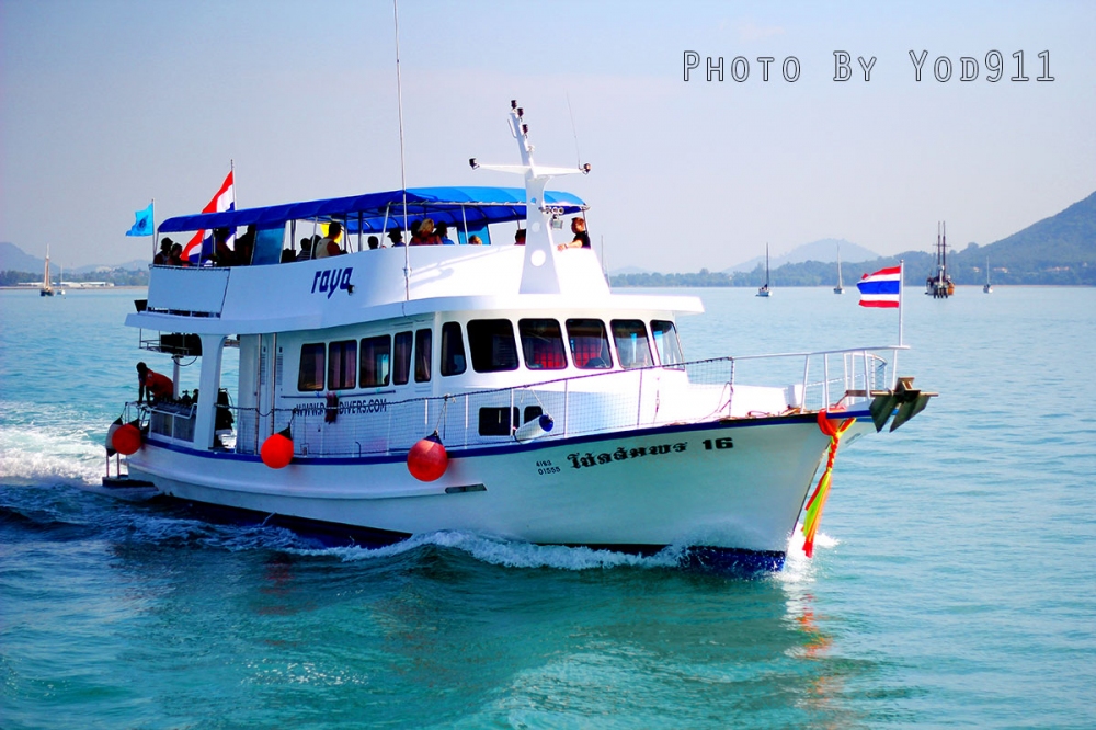 เรือที่พานักท่องเที่ยวตกปลาเยอะมาก
