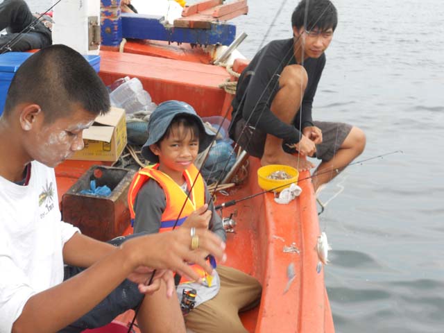 น้องต้อง น้องเบส นั่งตกปลาเล็กเพลินมือ