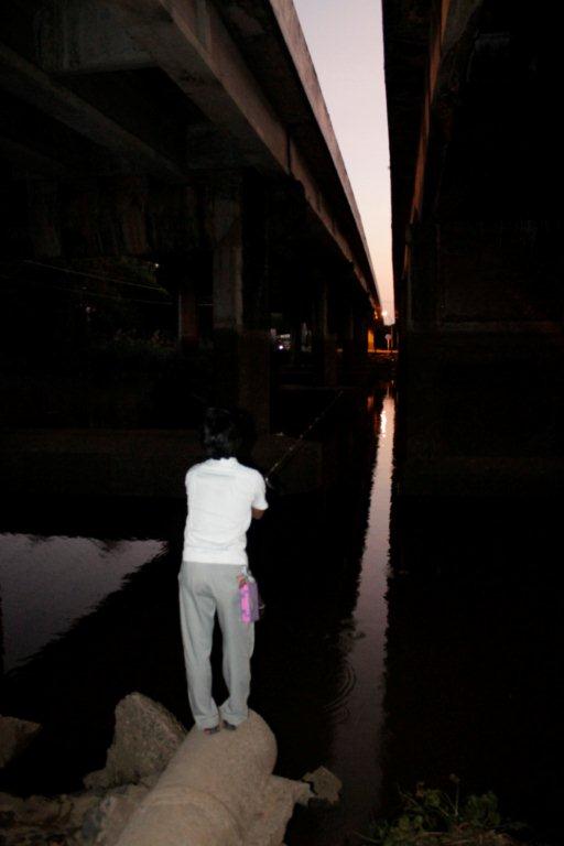 ใต้สะพานแม่น้ำปราจีนโต้งบอกลองดูดำตื้นนะพี่
แต่เวลามีน้อยมากไม่กี่ไม้มืดสนิท :sad: :sad: