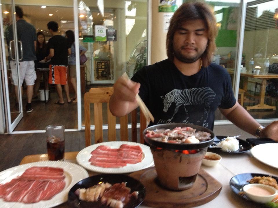 พอได้ที่พักก็นอนกันยาวเลยครับตื่นมาอีกทีเย็นๆๆหิ้วมากเลยมาแวะกินเนื้อโคขุนโพนยางคำร้านนี้เป็นร้านประ