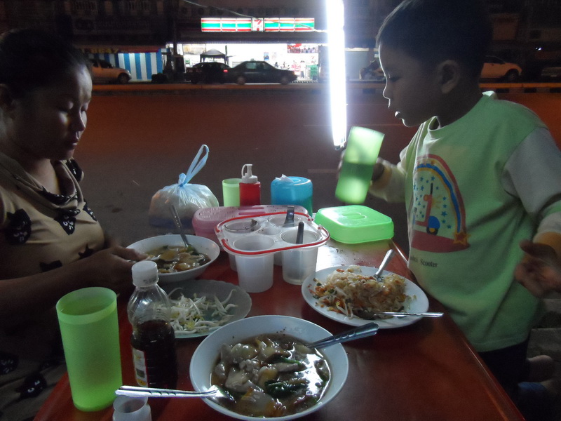 ตรงข้าม 7
มีร้านก๋วยเตี๋ยว ราดหน้า ผัดไท หอยทอด
รองท้องกันหน่อย