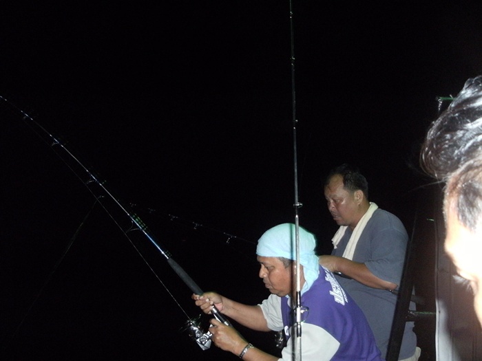  [b]วิ่งจากกราบซ้ายมาอยู่ท้ายเรือ[/b]

