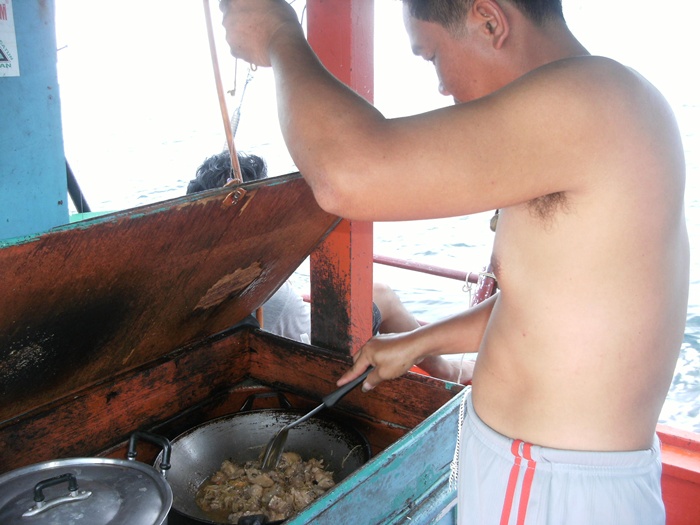 [b]วันนี้ได้โกเปิ้ล พ่อครัวเอก มาช่วยเป็นเด็กเรืออีกคน[/b]

