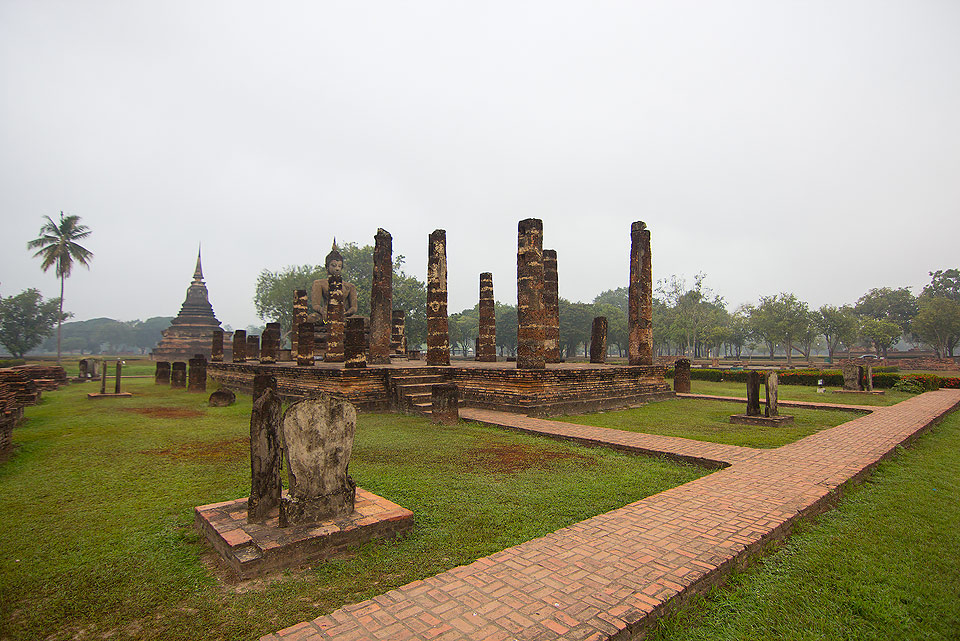 ++พระประธาน..ก่อนถึงทางออกด้านข้าง