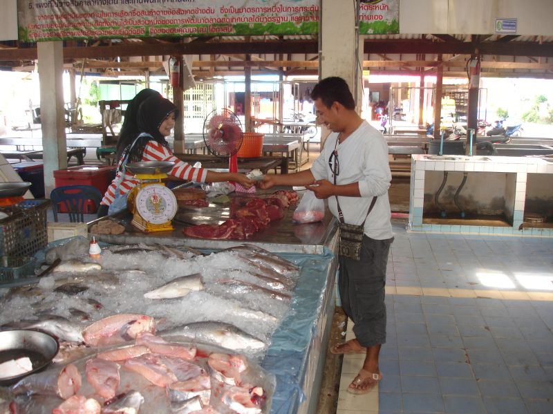 แวะที่ตลาดสดหาชื่อกับข้าวก่อนครับ