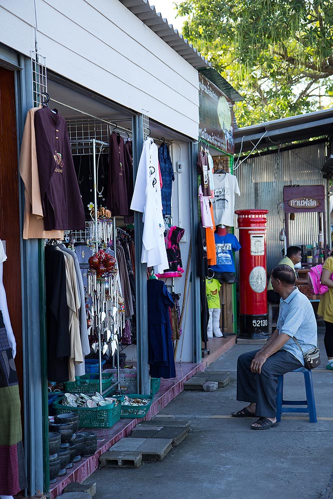 ++ร้านขายของเล็กๆน้อยๆ..ที่หน้าวัดพระธาตุฯ :blush: :blush: