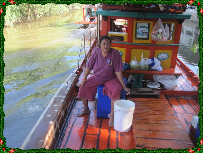 พี่แป้กนั่งอย่างสบายใจอแต่แอบกังวลนิดหน่อยกลัวว่าจะเมาเรือ 