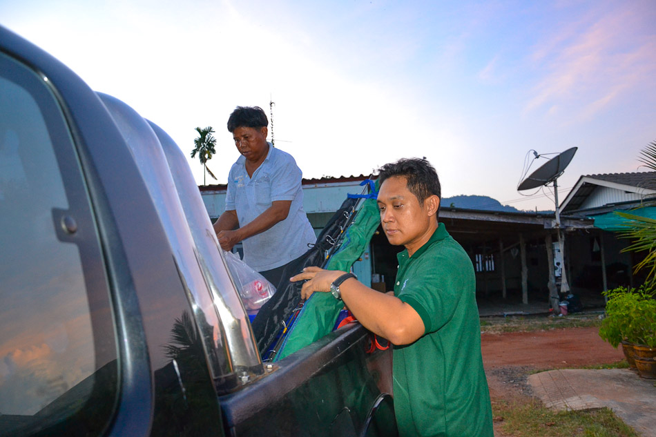 ผมมาถึงบ้านไต๋ประมาณ5.30 น.เด็กเรือไม่รอช้ารีบมาขนของขึ้นเรือทันทีคับ