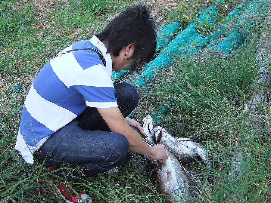 [b]นี่ไง น้าเค้ามีคนร้อยปลามาด้วยล่ะครับ [/b]
 :grin: :grin: :grin: :grin: :grin: :grin: :grin: :gr