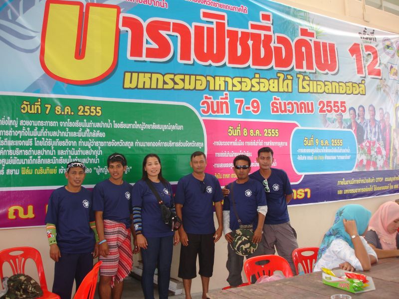 เอ้า....ถ่ายรูปทีมเราก่อนครับ  ขอแนะนำตัวเลยนะครับ   1  บังเหล็บครับ  เถ่าแก่รับซื่อน้ำยาง
        