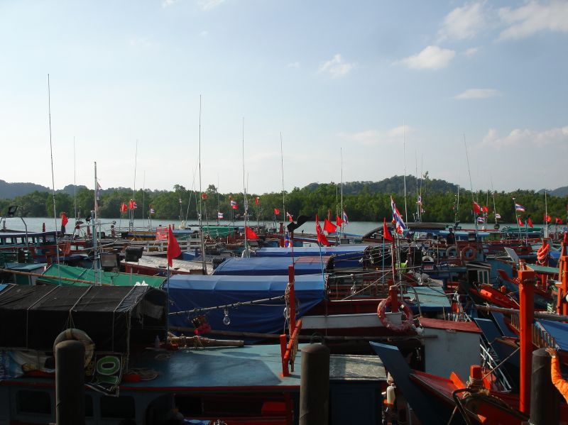 ตอนนี้เรือทั้งหมดที่ลงแขงขัน36ลำครับ จอดรอท่านประธานเพื่อจะปล่อยเรือ