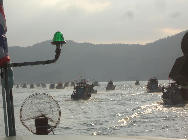เรือทยอยออกจากจุดสตาทร์