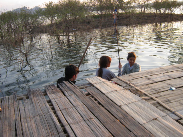 เด็กจริงๆนั่งเรือไป :grin: :grin: :grin: