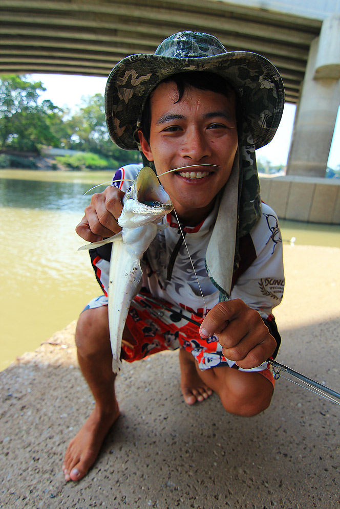 ++อ้ายเบี้ยว....ไซส์กำลังกินเลย :laughing: :laughing: