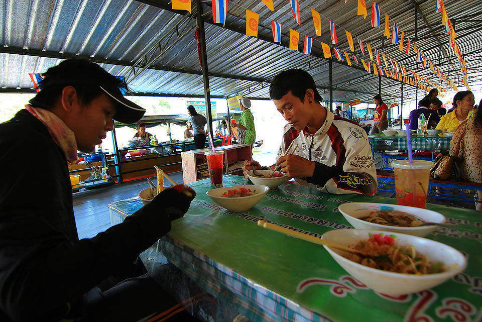 ++แวะทานข้าวเที่ยงก่อนครับ....ก๋วยเตี๋ยวเรือ..ยุดยา :umh: :umh: