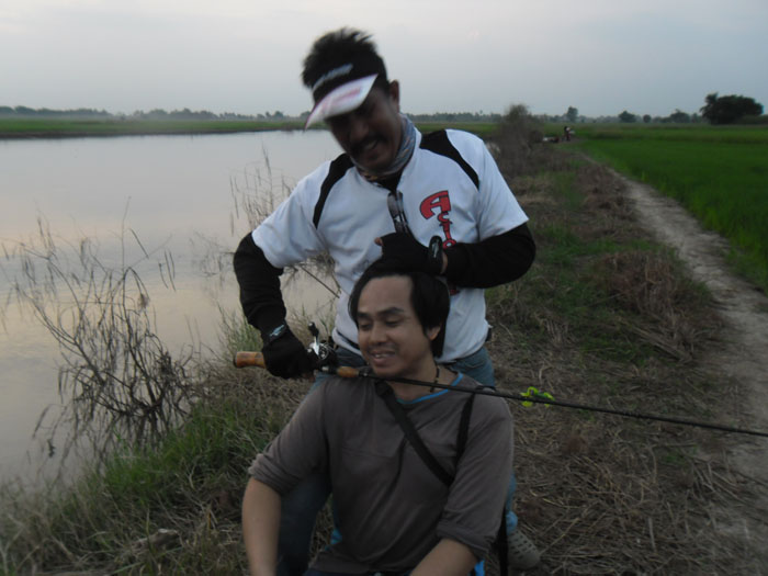 เจ้าเมือง ลาดกระบัง ก็เช่นกัน หากขืนละใว้ อาจเป็นภัยในภายภาค จึงจับกุดหัวเสียให้สิ้น  :laughing: :la