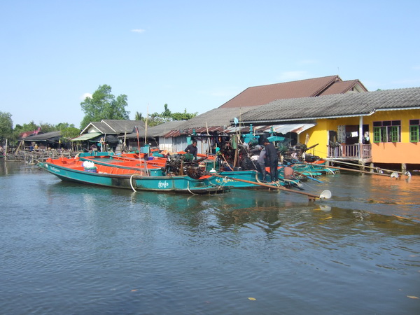 คลองระหว่างการเดินทางเข้าสู่ท่าจอดเรือครับ...