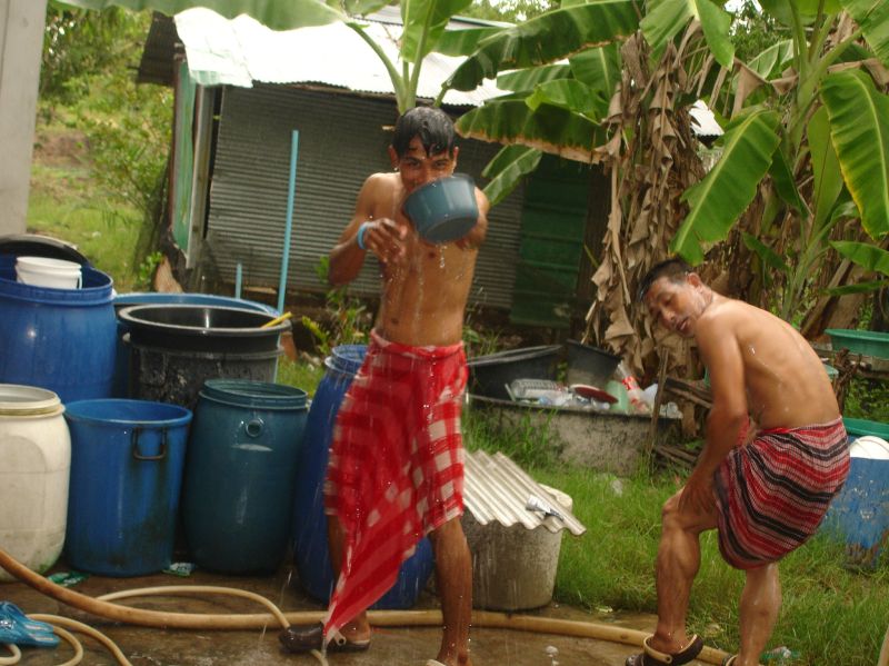 พวกผมไปอาบน้ำกันที่บ้านบังหลี...(ไปเรือบังแกน..แต่ไปอาบน้ำบ้านบังหลีฮาๆๆ..เอ้าอาบเยอะๆไม่ใช่น้ำบ้านเ