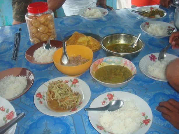 มื้อแรก  ซื้อแกงถุง  หุงข้าวเอง...