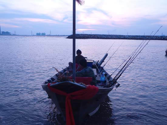  :cheer:ช่วยๆกันขนของลงเรือ.ข้อดีของเรือเล็กคือ.ไม่ต้องเอาอะไรไปมากเดี๋ยวมันจะเต็มลำซะก่อนนะครับ.แฮ่
