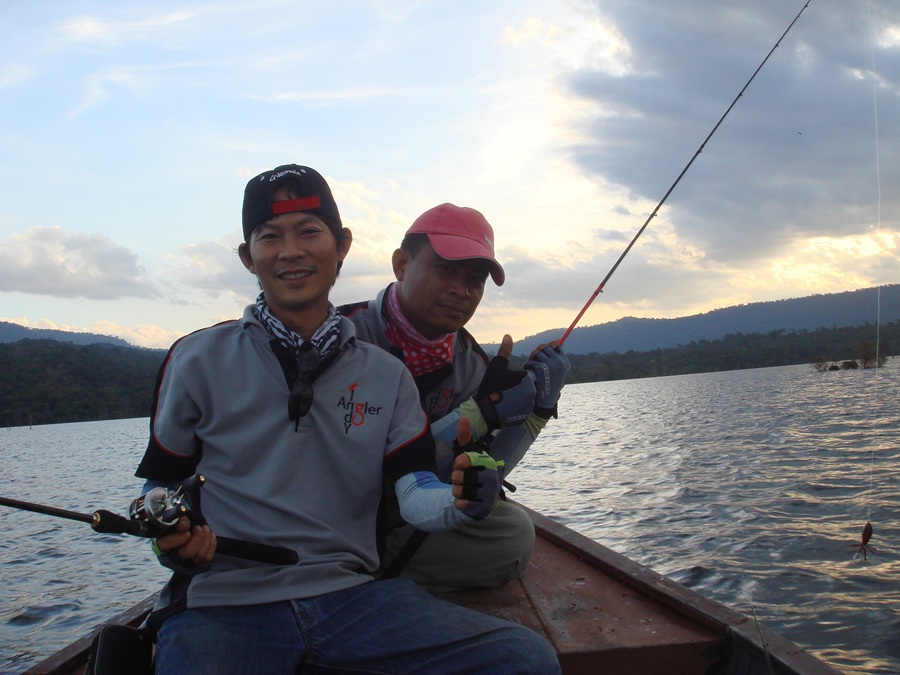 เนื่องจากยังเช้าอยู่ เครื่องยังติด  :laughing: :laughing: :laughing: :laughing: