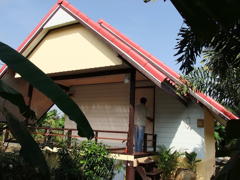 บ้านพักกลางน้ำครับ มี 3 หลัง  :smile: